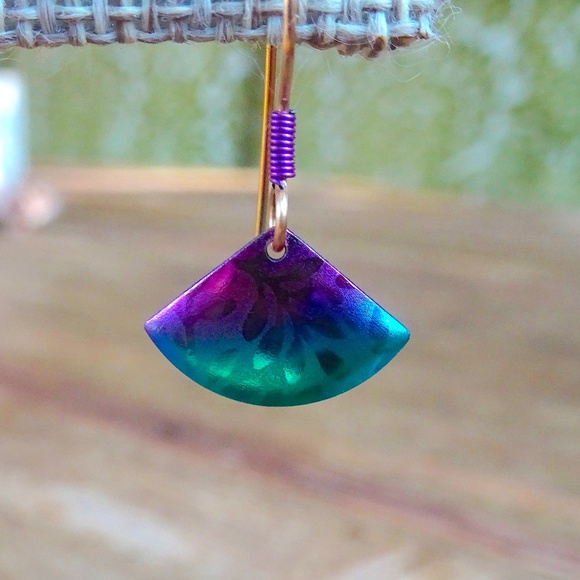 Vintage Holly Yashi Purple Blue & Green Fan Shaped Small Niobium Dangle Earrings - Picture 4 of 5